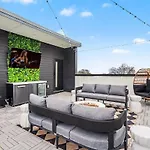 Halo-rooftop Patio & Game Room-mins To Broadway Holiday home Nashville