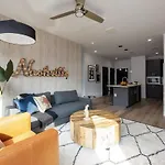 Holiday home Symphony - Odyssey - Mins To Broadway - Pool & Gym