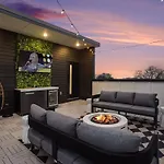Holiday home Halo-rooftop Patio & Game Room-mins To Broadway *