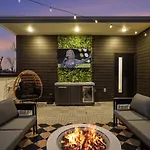 Holiday home Halo-rooftop Patio & Game Room-mins To Broadway *