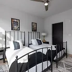 Holiday home Symphony - Odyssey - Mins To Broadway - Pool & Gym *