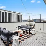 Holiday home Halo-rooftop Patio & Game Room-mins To Broadway *