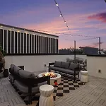 Holiday home Halo-rooftop Patio & Game Room-mins To Broadway Nashville