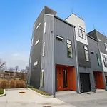 Halo-rooftop Patio & Game Room-mins To Broadway Holiday home *