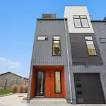 Halo-rooftop Patio & Game Room-mins To Broadway Holiday home Nashville