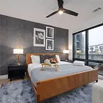 Symphony - Odyssey - Mins To Broadway - Pool & Gym Holiday home *