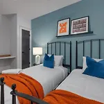 Holiday home Symphony - Odyssey - Mins To Broadway - Pool & Gym