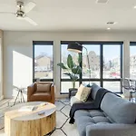Holiday home New Modern 2bdr In Walkable Midtown W Gym Pool Honkey-tonk By Avantstay *