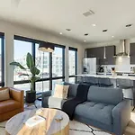 Holiday home New Modern 2bdr In Walkable Midtown W Gym Pool Honkey-tonk By Avantstay Nashville