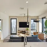 New Modern 2bdr In Walkable Midtown W Gym Pool Honkey-tonk By Avantstay