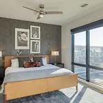 New Modern 2bdr In Walkable Midtown W Gym Pool Honkey-tonk By Avantstay Holiday home