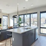 Holiday home New Modern 2bdr In Walkable Midtown W Gym Pool Honkey-tonk By Avantstay