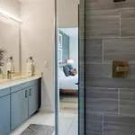 New Modern 2bdr In Walkable Midtown W Gym Pool Honkey-tonk By Avantstay Holiday home *