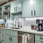 Apartment Honky Tonk 6 Bedroom By Maddox