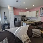 2-Bedroom Condo Unit With Free Parking & 2 King Beds