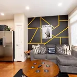 The Johnny Cash Suite - Music Row District - Free Garage Parking - King Bed