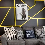 The Johnny Cash Suite - Music Row District - Free Garage Parking - King Bed