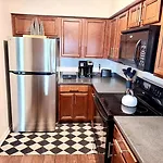 Walk To Broadway! 2Br2Bath Condo, Sleeps 6, Pool