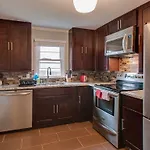 5 Minutes To Downtown, Walking Distance To The Hippest Restaurants And Bars! Home