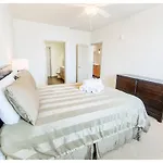 Two Bedroom Midtown Apartment With Rooftop Pool- Mt04