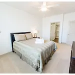 Two Bedroom Midtown Apartment With Rooftop Pool- Mt04
