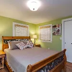 Beautiful Downtown Historic Cottage