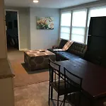 Stratford Ave Apartment & Yard 6 Miles To Downtown