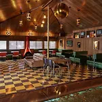 The Dive Motel And Swim Club