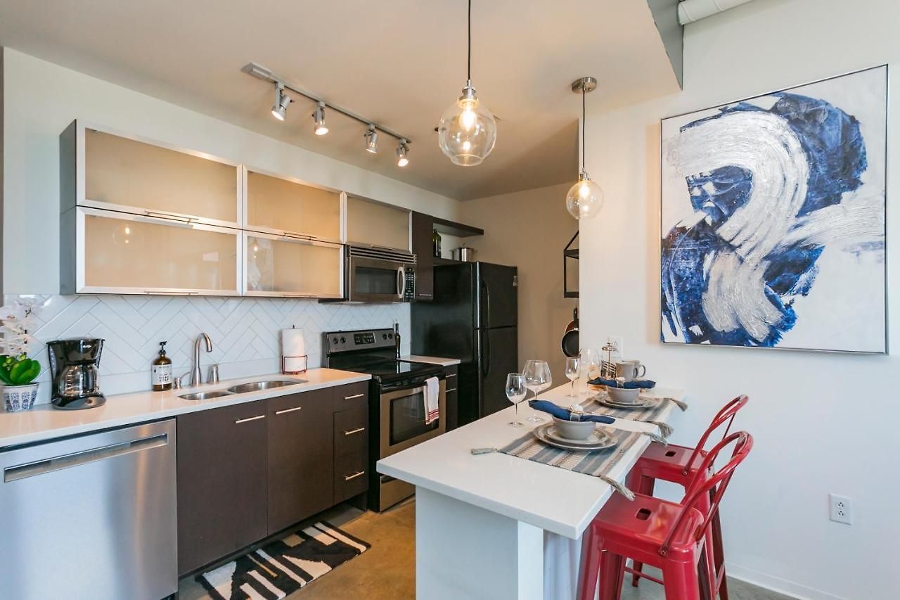 Mid Century Modern Downtown 30+ Night Min Holiday home *