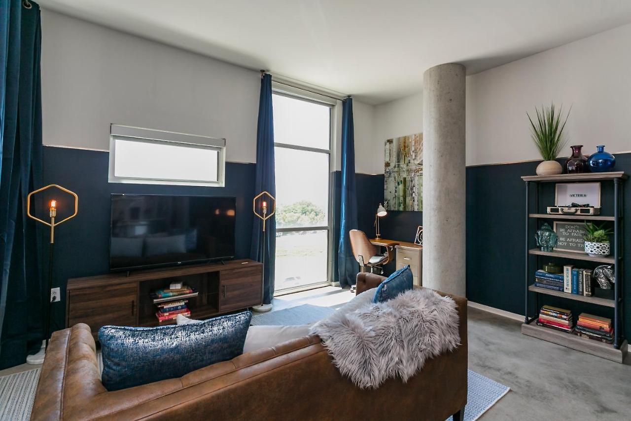 Mid Century Modern Downtown 30+ Night Min