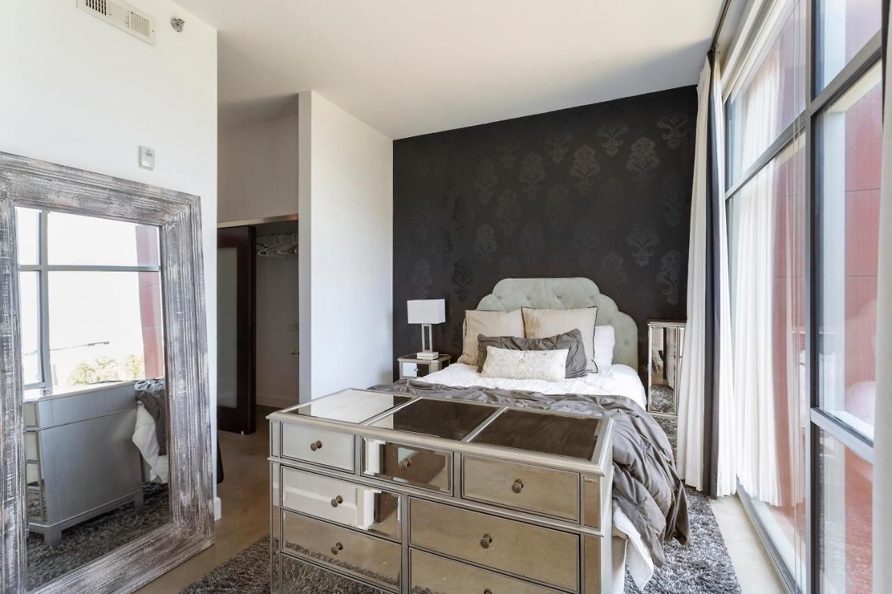 Soak Up The Opulent Feel Of A Lavish Monochrome Abode Holiday home Nashville
