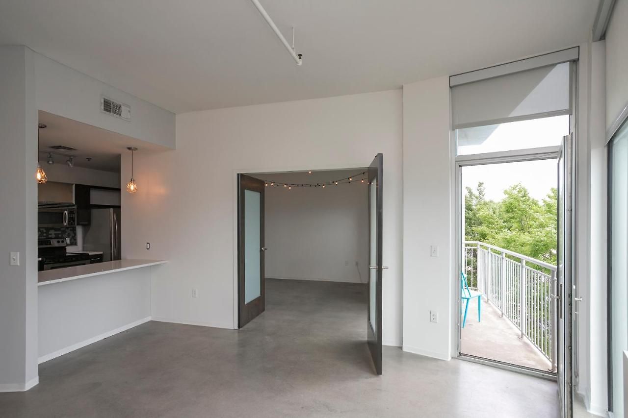 Holiday home Unfurnished Amazing Layout W Balcony & Storage 30 Day Minimum *