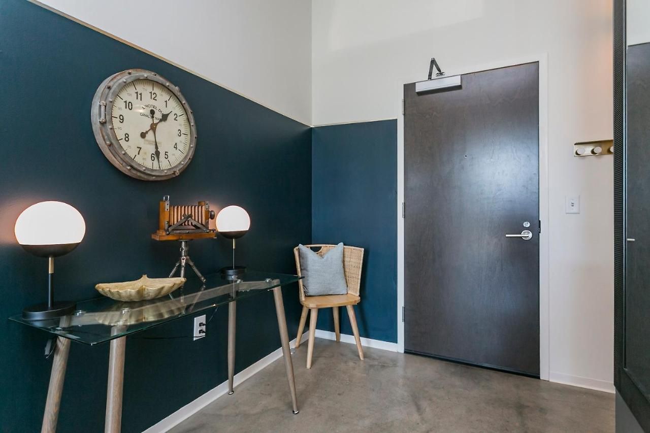 Mid Century Modern Downtown 30+ Night Min *