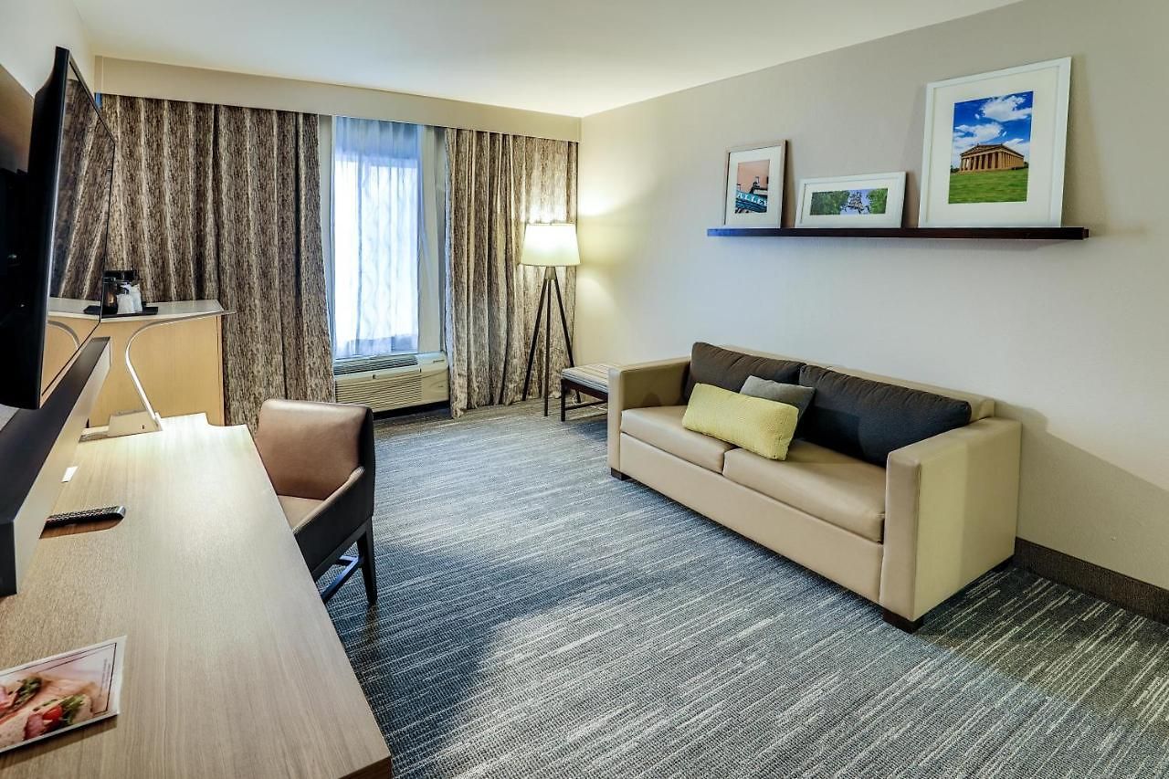 Hotel Country & By Radisson Airport Tn