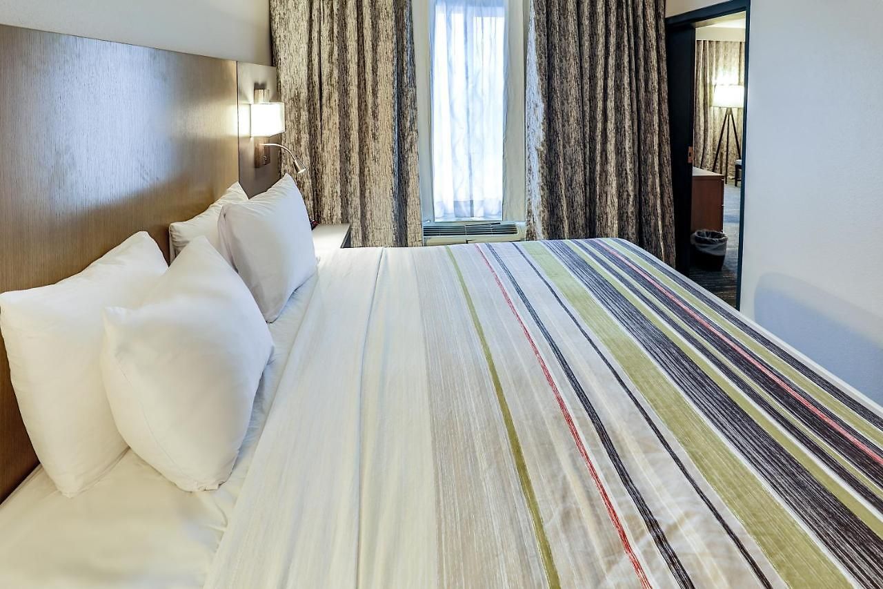 Hotel Country & By Radisson Airport Tn 4*