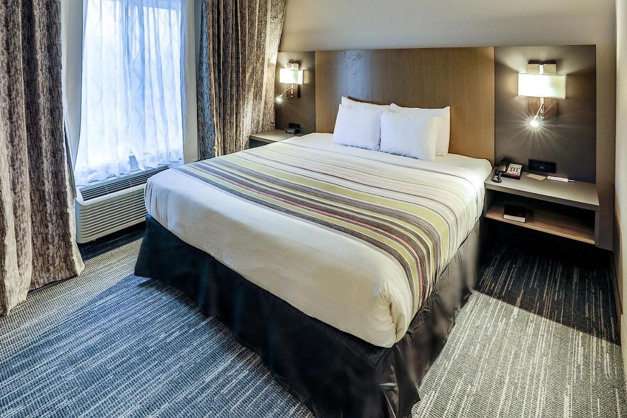 Country & By Radisson Airport Tn Hotel