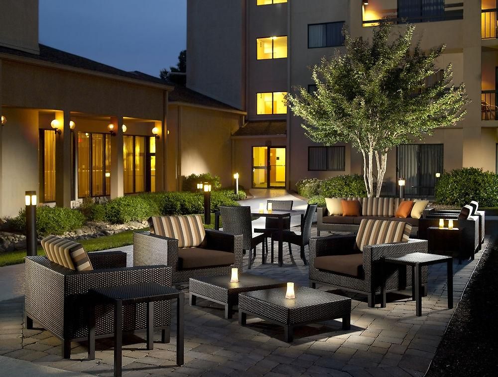 Courtyard By Marriott Airport