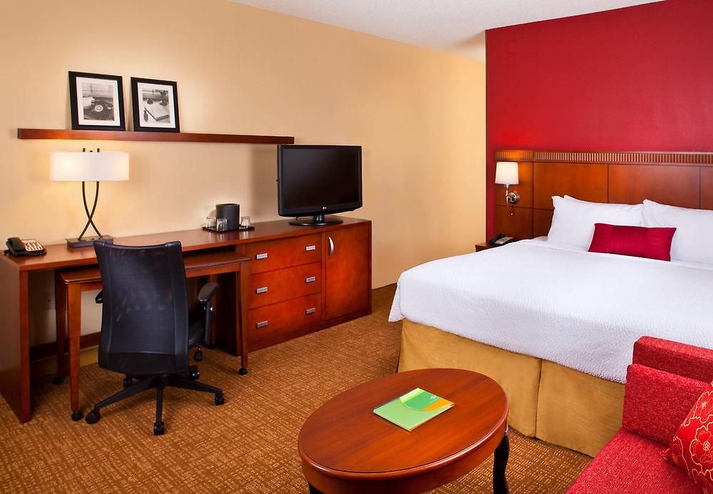 Courtyard By Marriott Airport Hotel