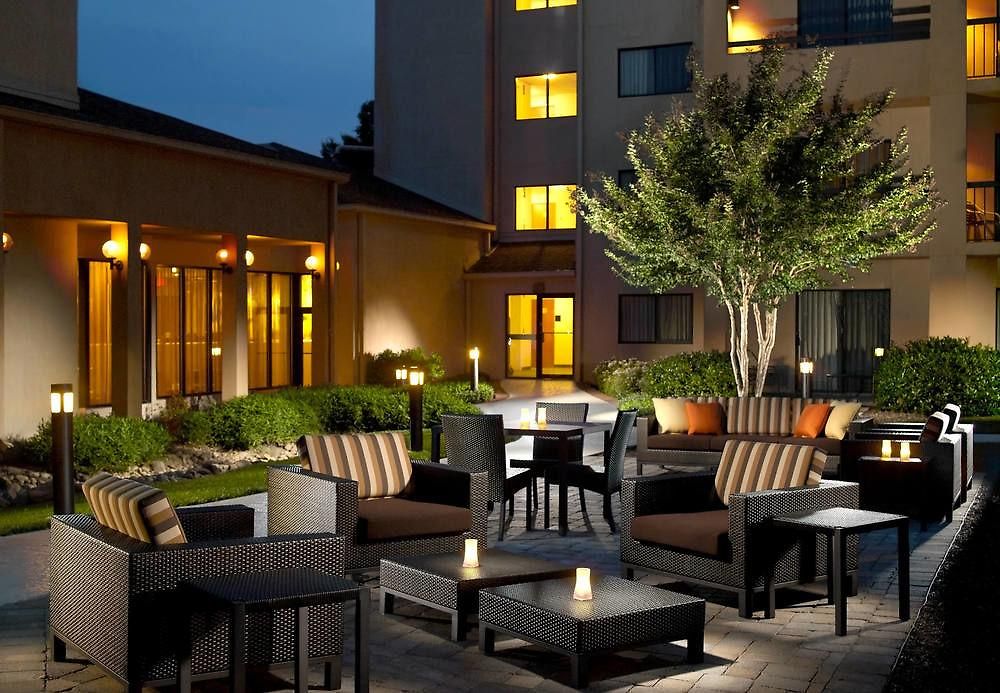 Courtyard By Marriott Airport Hotel