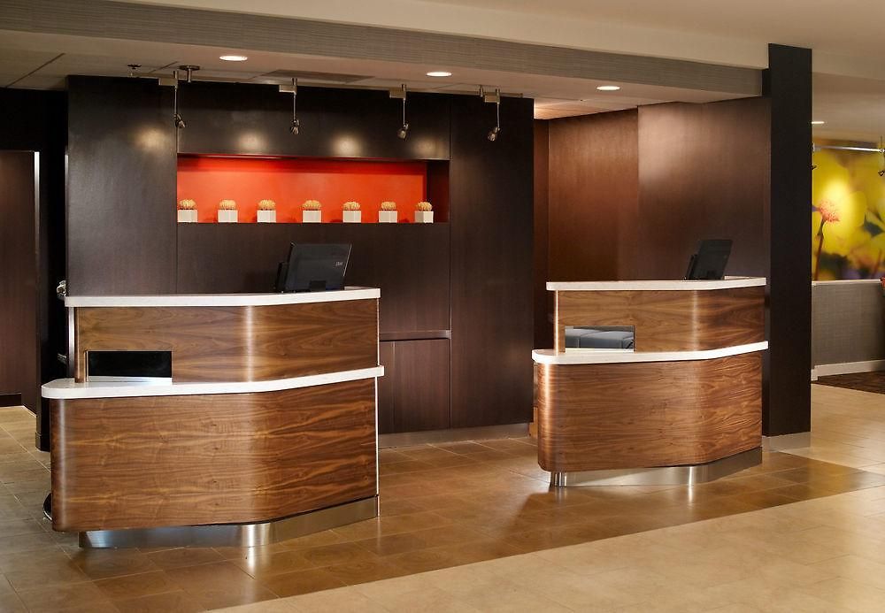 Hotel Courtyard By Marriott Airport