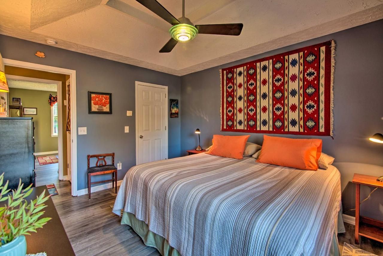 Holiday home Lively East Pad: Walk To Bars & Eateries *