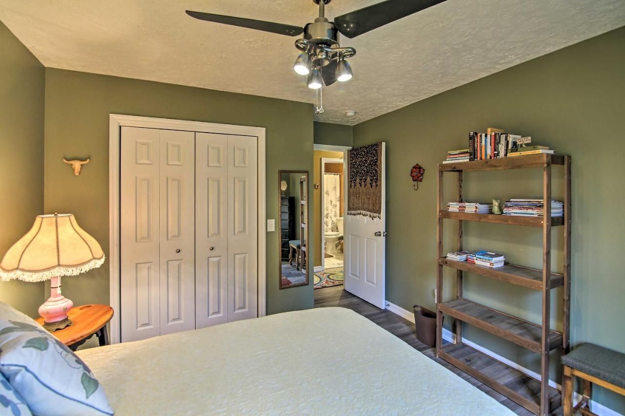 Holiday home Lively East Pad: Walk To Bars & Eateries *