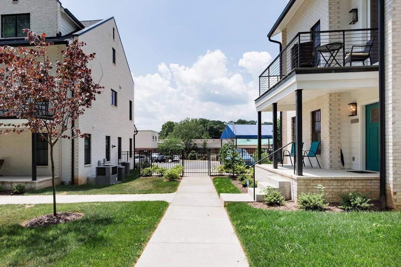 Brand New Luxury Near Downtown Holiday home