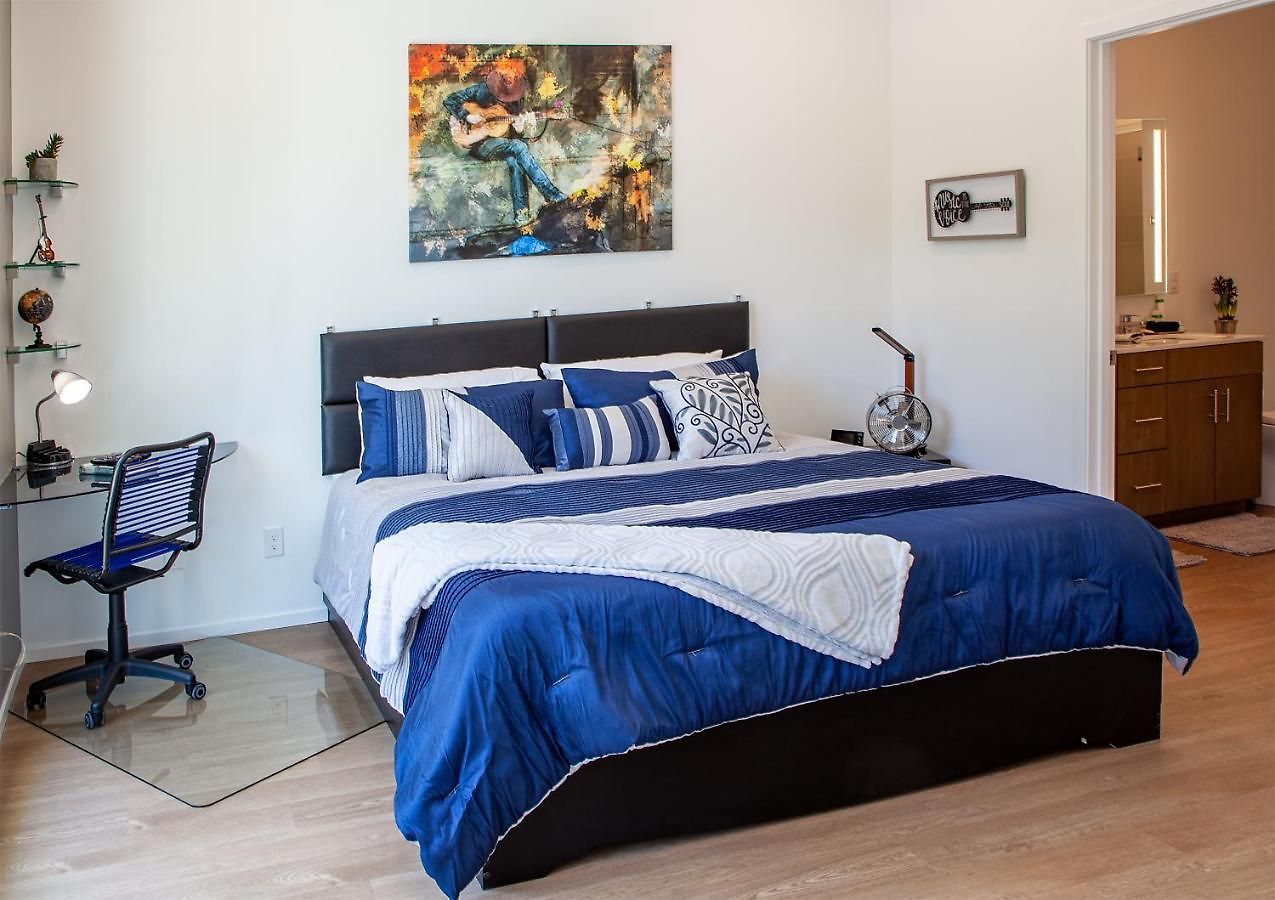 Urban Lux Modern 2 Bdr/2 Ba Condo Aparthotel