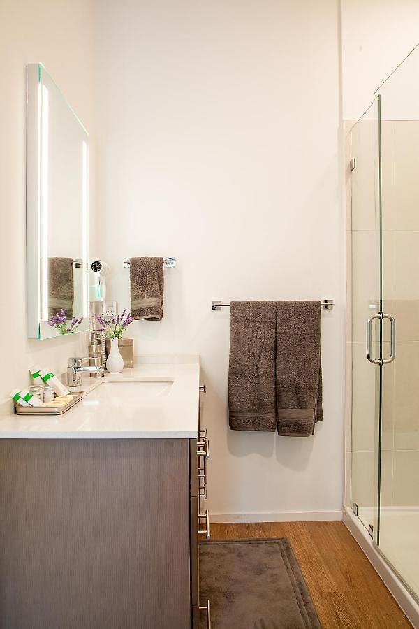 Urban Lux Modern 2 Bdr/2 Ba Condo *