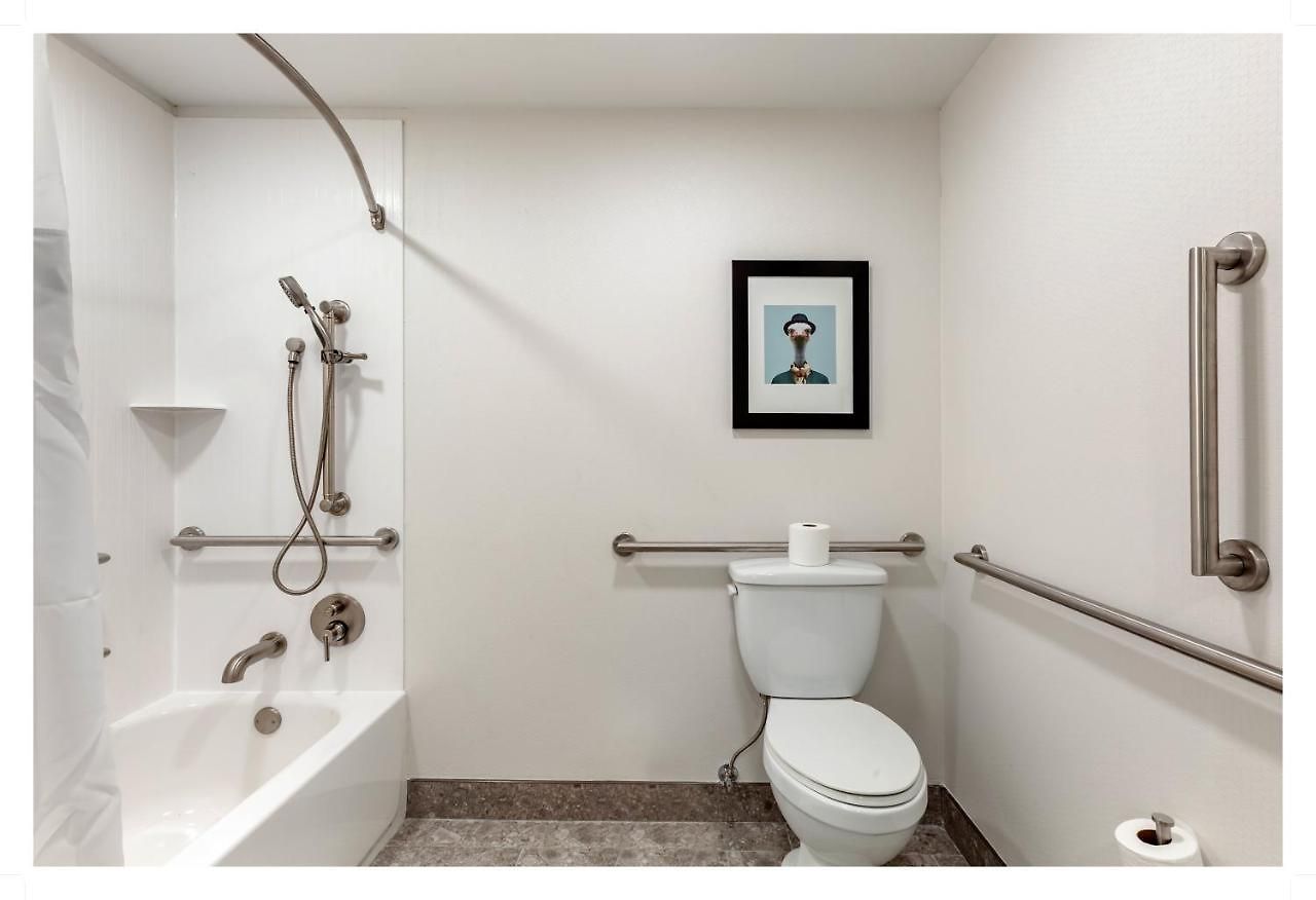 Cambria Airport Hotel 5*