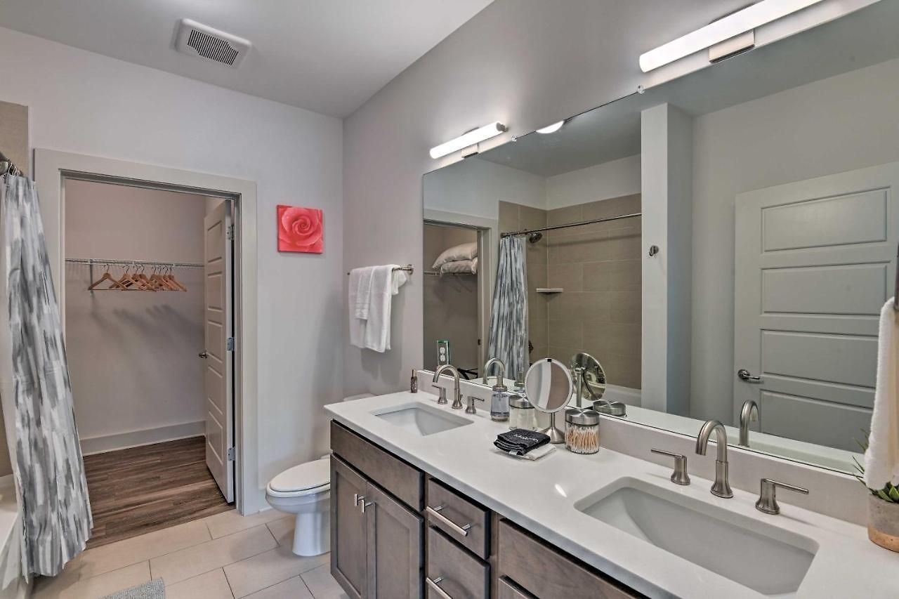 Holiday home Modern Condo: 7 Mi To Downtown! *