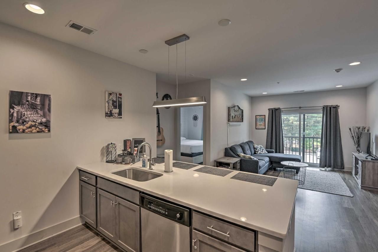 Modern Condo: 7 Mi To Downtown! Nashville