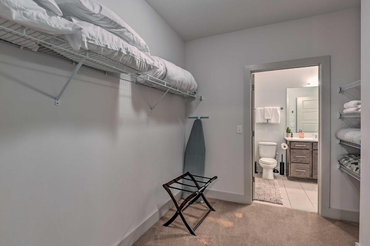 Modern Condo: 7 Mi To Downtown! *