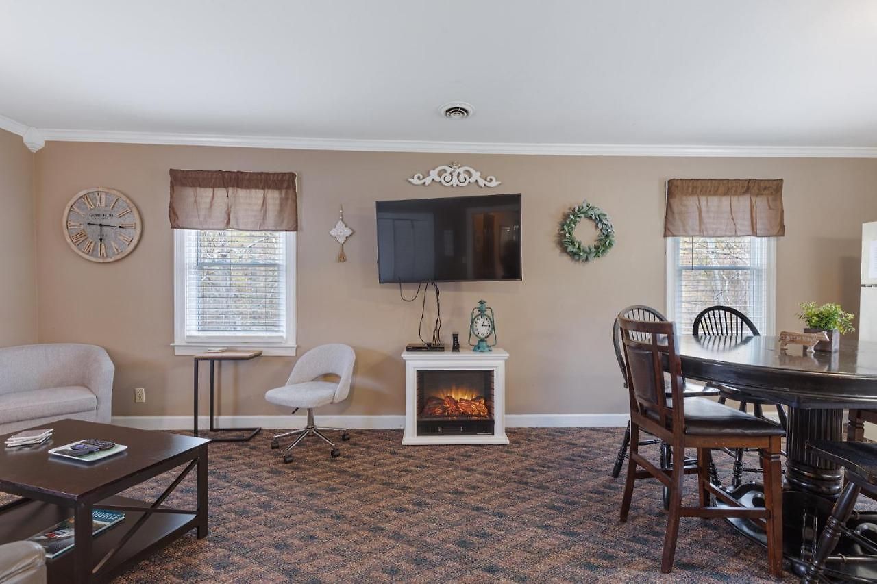 Apartment Brenda Lee History 2br Pool Hot Tub Nashville